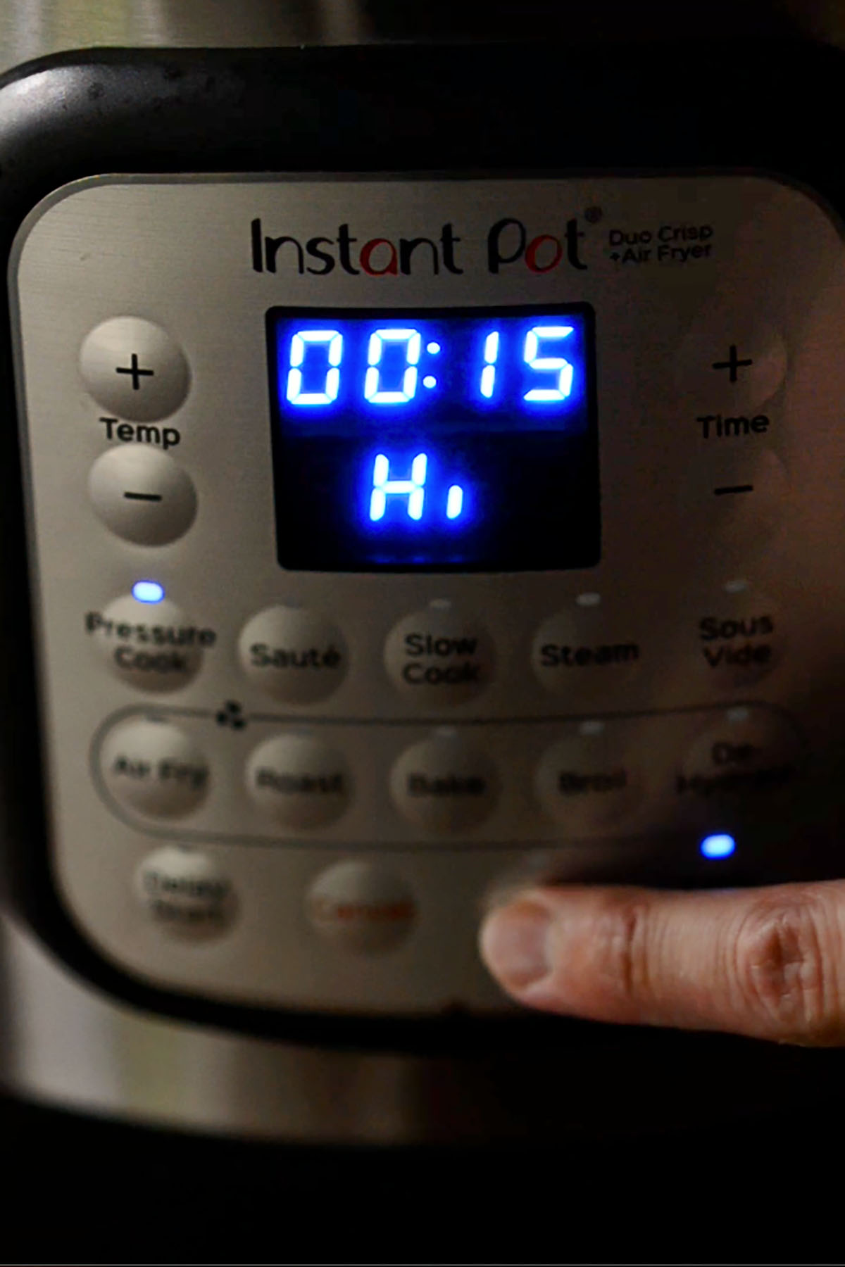 An Instant Pot set to pressure cook for fifteen minutes.