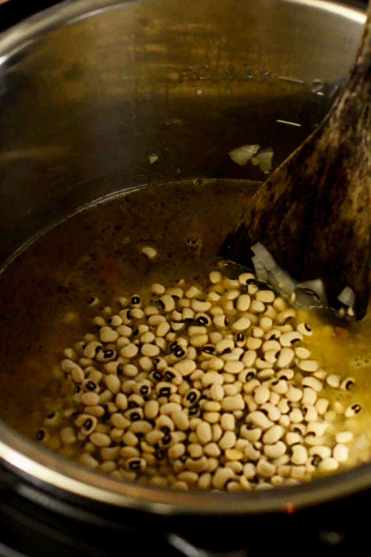 Dry black-eyed peas in broth in an Instant Pot.